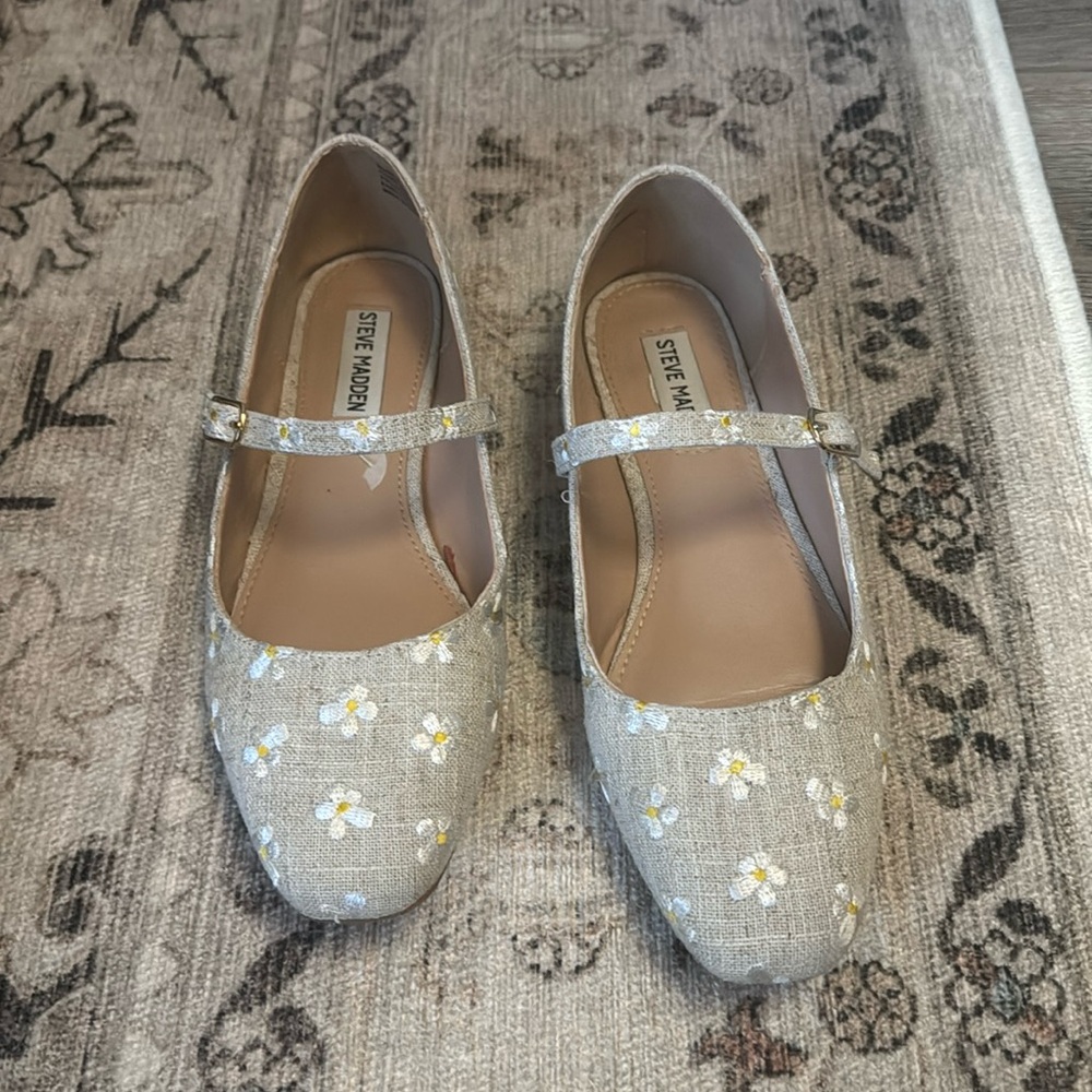 Steve Madden daisy print ballet flats